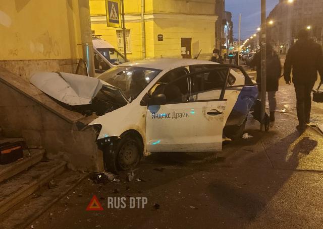 В Петербурге каршеринговый автомобиль попал в смертельное ДТП