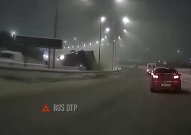 Самосвал опрокинулся в Мурманске Самосвал опрокинулся в Мурманске