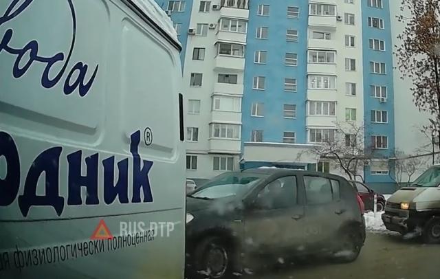 «Газель» скатилась с бордюра «Газель» скатилась с бордюра