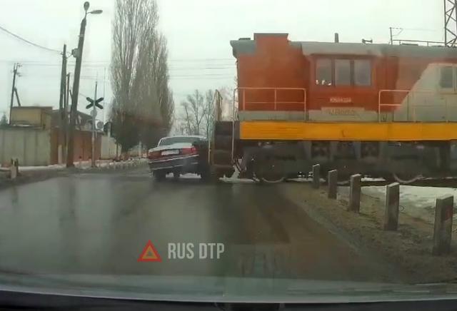 «Волга» столкнулась с поездом в Воронежской области