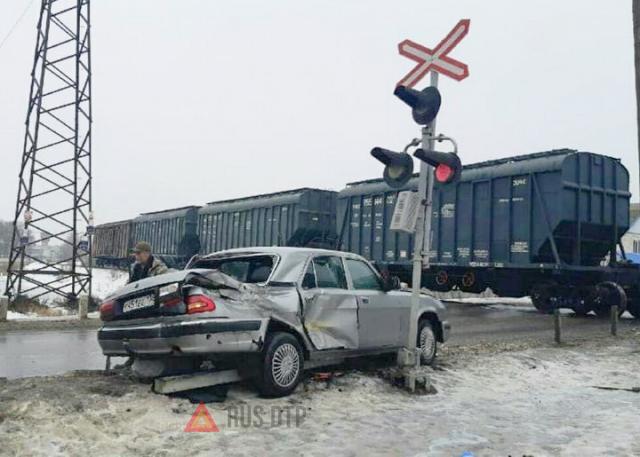 «Волга» столкнулась с поездом в Воронежской области