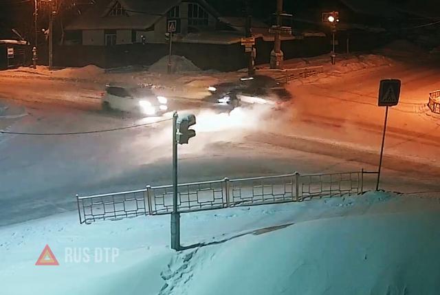 ДТП на перекрестке Халтурина — Дзержинского в Усть-Куте ДТП на перекрестке Халтурина — Дзержинского в Усть-Куте