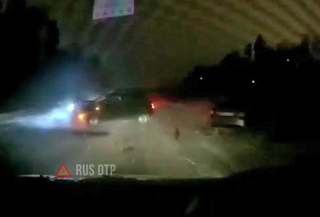 Момент столкновения двух автомобилей в Нижнекамске