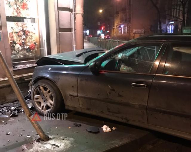 В Петербурге Mercedes врезался в стену жилого дома. ВИДЕО