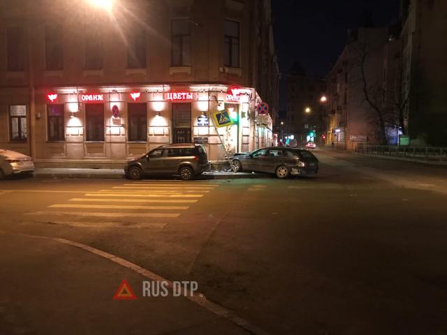 В Петербурге Mercedes врезался в стену жилого дома. ВИДЕО