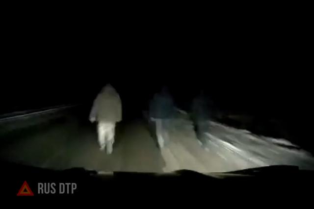 Наезд на пешеходов на ночной дороге Наезд на пешеходов на ночной дороге
