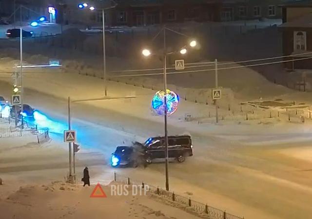 Момент жесткого ДТП в Новом Уренгое с участием двух автомобилей и пешехода Момент жесткого ДТП в Новом Уренгое с участием двух автомобилей и пешехода