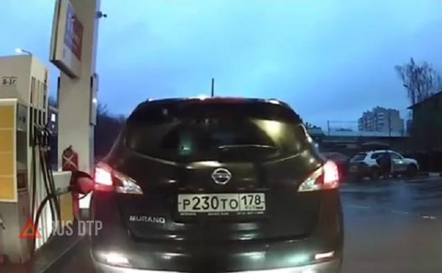 Забыл вынуть пистолет из бака Забыл вынуть пистолет из бака