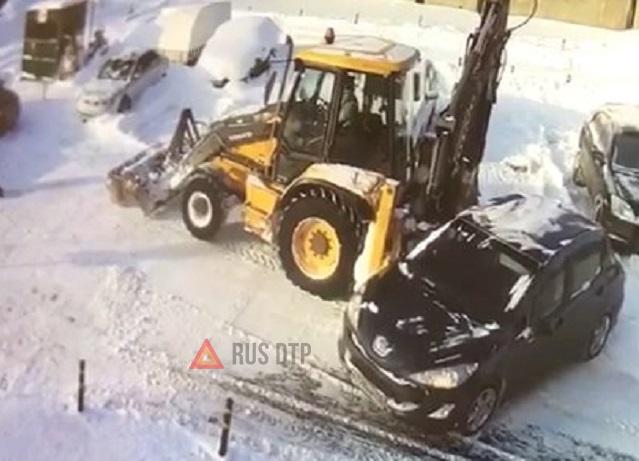 Коллега попал в ДТП, когда чистил снег (с) Коллега попал в ДТП, когда чистил снег (с)