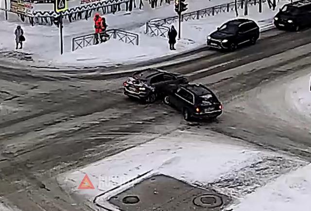 Kia и Audi столкнулись на перекрестке в Апатитах Kia и Audi столкнулись на перекрестке в Апатитах