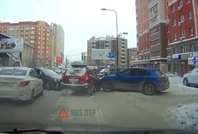 Необычное ДТП в Новосибирске Необычное ДТП в Новосибирске