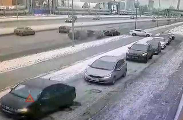 ДТП в очереди на автомойку на Суздальском проспекте в Санкт-Петербурге