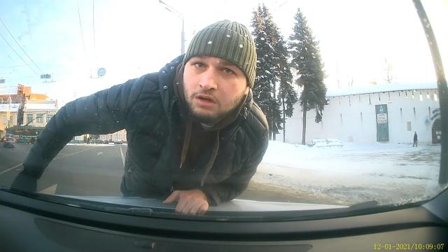 В Ярославле агрессивный водитель напал на автомобиль