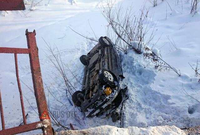 В Горно-Алтайске автомобиль упал с моста. ВИДЕО