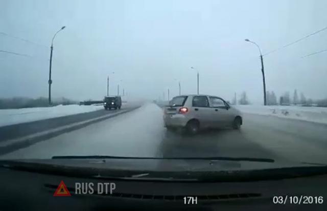 Водитель малолитражки решил опередить справа Водитель малолитражки решил опередить справа