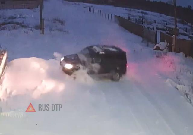 Внедорожник врезался в столб Внедорожник врезался в столб
