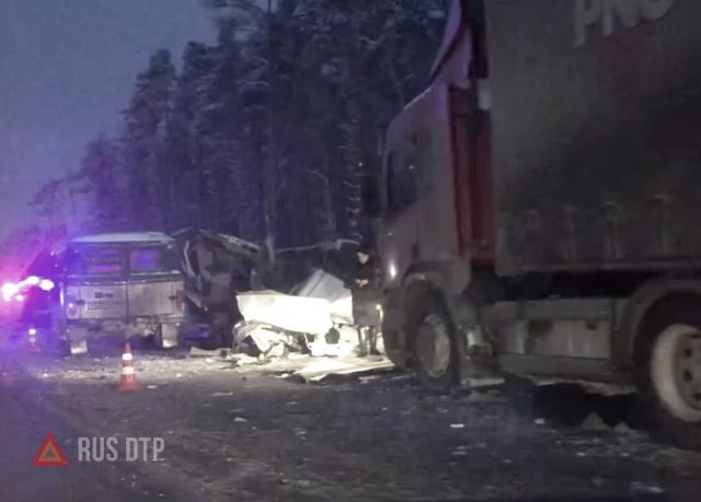 Трое погибли в ДТП с участием грузовика и микроавтобуса в Подмосковье