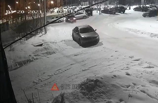 Ночное ДТП на улице Столичной в Тюмени Ночное ДТП на улице Столичной в Тюмени