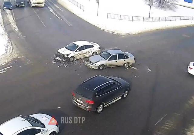 ДТП на пересечении улиц Лермонтова и Менделеева в Волгограде ДТП на пересечении улиц Лермонтова и Менделеева в Волгограде