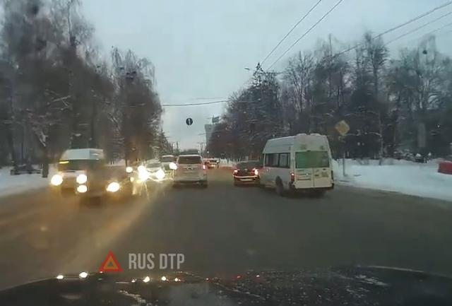 Неудачно повернул направо перед маршруткой Неудачно повернул направо перед маршруткой