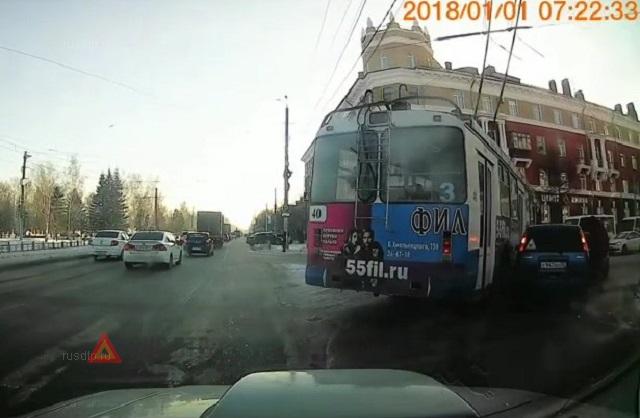 Троллейбус объезжал место аварии в Омске Троллейбус объезжал место аварии в Омске