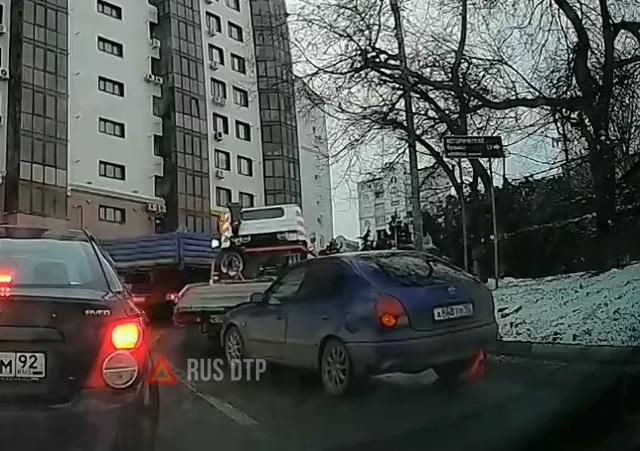 Водитель эвакуатора забыл поставить машину на ручник Водитель эвакуатора забыл поставить машину на ручник