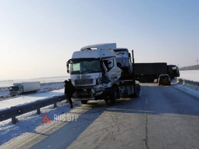 Водитель автомобиля Subaru погиб в массовом ДТП на трассе «Сибирь»