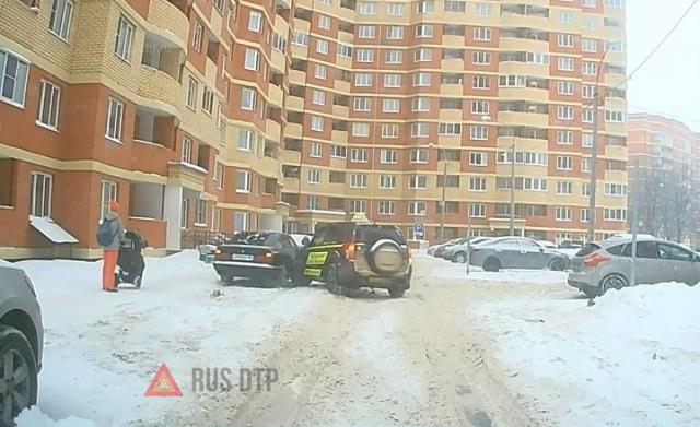 ДТП в одном из дворов Солнечногорска ДТП в одном из дворов Солнечногорска