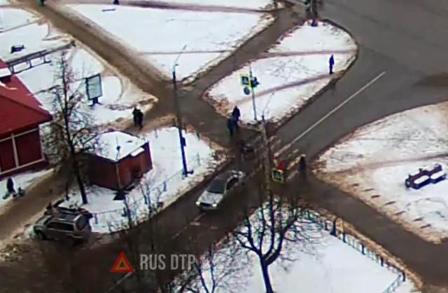 Легковушка сбила пешеходов в Кингисеппе Легковушка сбила пешеходов в Кингисеппе