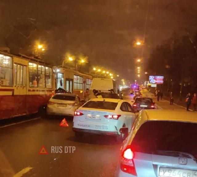В Петербурге два трамвая смяли легковой автомобиль