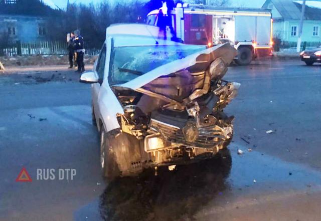 Renault Logan и ВАЗ-2115 столкнулись в Мордовии