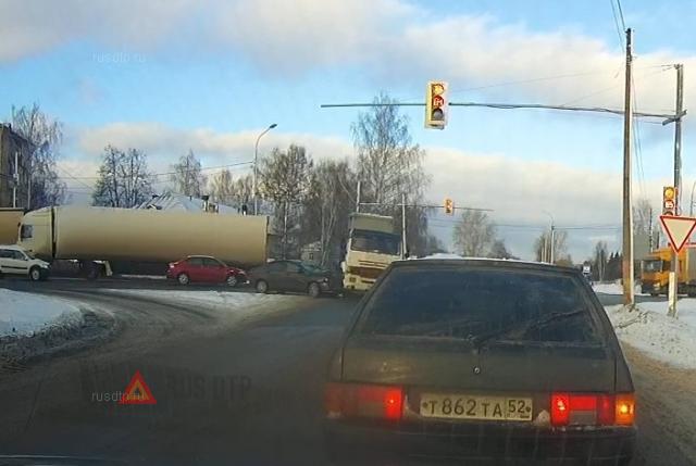 КАМАЗ и «Лада Веста» столкнулись в Нижегородской области