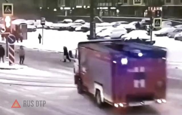 В Петербурге пожарная машина сбила женщину В Петербурге пожарная машина сбила женщину