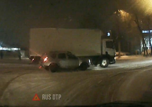 Renault Duster и грузовик столкнулись в Воронеже Renault Duster и грузовик столкнулись в Воронеже