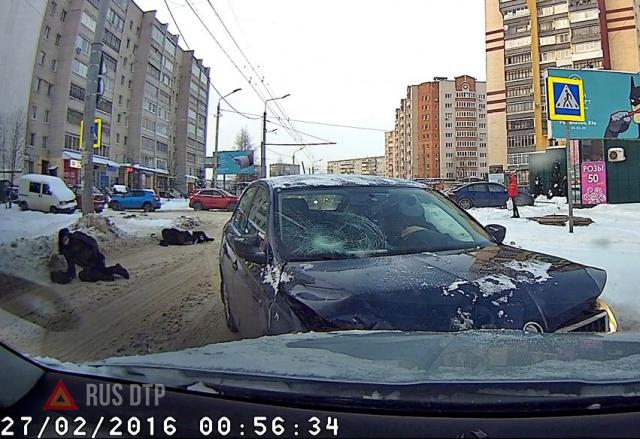 В Смоленске Skoda сбила двоих пешеходов. ВИДЕО В Смоленске Skoda сбила двоих пешеходов. ВИДЕО