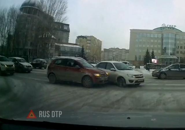 Две девушки не смогли разъехаться на перекрестке в Тюмени Две девушки не смогли разъехаться на перекрестке в Тюмени