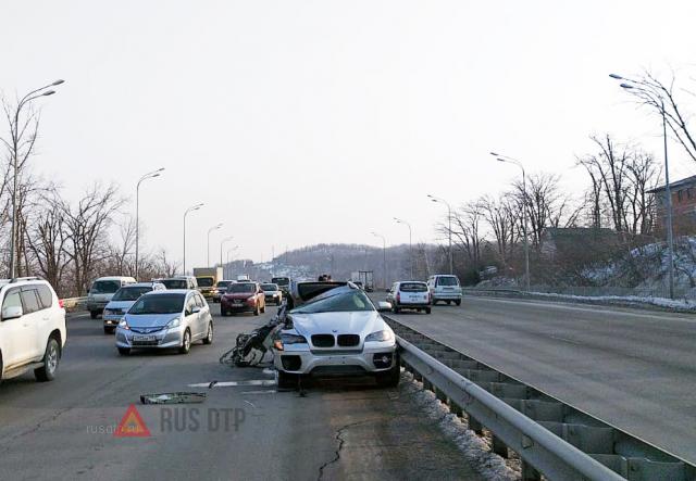 Во Владивостоке BMW врезался в грузовик