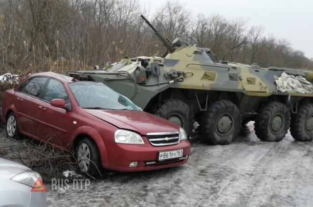 В Новочеркасске БТР столкнулся с легковым автомобилем