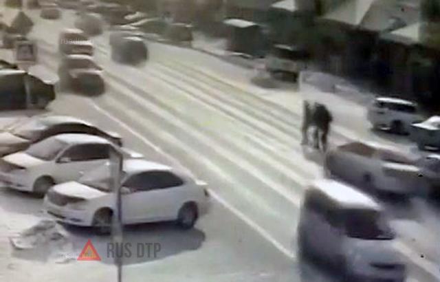 В Абакане женщина на Toyota Camry сбила троих пешеходов. ВИДЕО В Абакане женщина на Toyota Camry сбила троих пешеходов. ВИДЕО