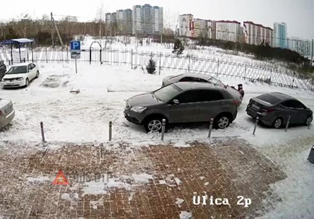 В Новосибирске водитель сбил женщину с ребенком из-за устного замечания