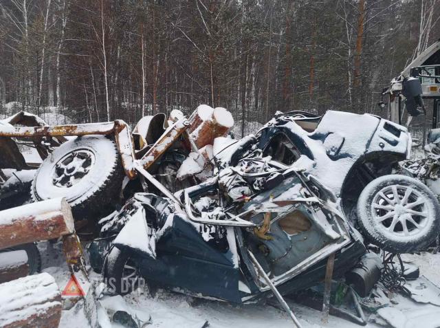 Пять человек погибли в ДТП с лесовозом в Иркутской области