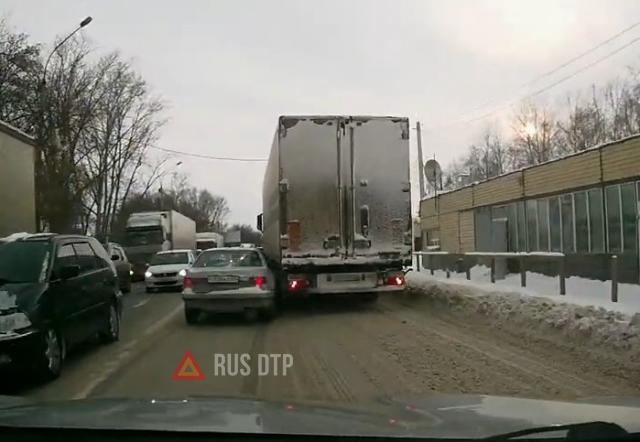 Фура и легковой автомобиль не разъехались в Новосибирске Фура и легковой автомобиль не разъехались в Новосибирске