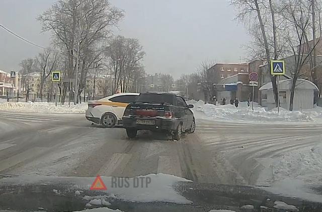 ДТП на перекрестке в Орехово-Зуеве ДТП на перекрестке в Орехово-Зуеве