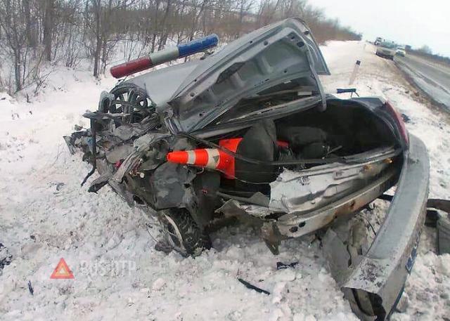 На Ставрополье уснувший водитель грузовика въехал в патрульную машину. ВИДЕО