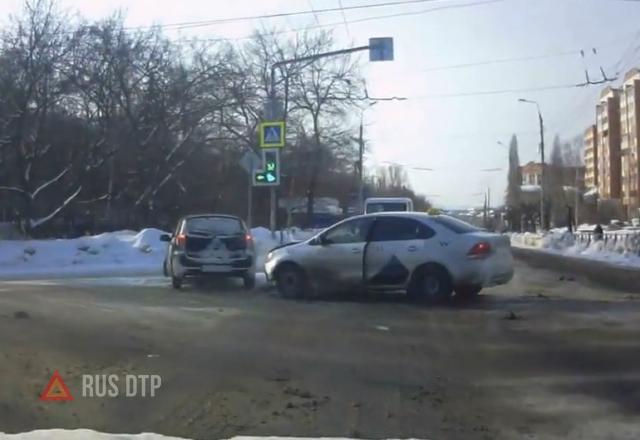 Два таксиста не поделили дорогу в Пензе Два таксиста не поделили дорогу в Пензе