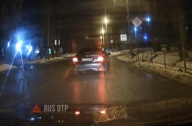 Mitsubishi Lancer не успел затормозить в Симферополе Mitsubishi Lancer не успел затормозить в Симферополе