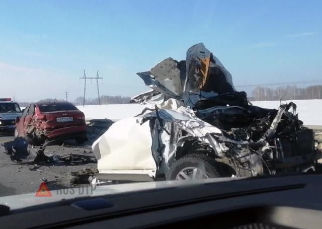 «Тойоту» разорвало на части в ДТП под Новосибирском