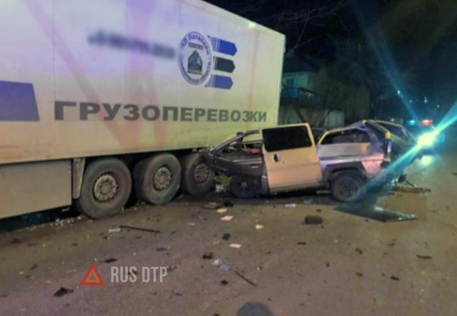 Во Владивостоке микроавтобус разорвало о стоящую фуру