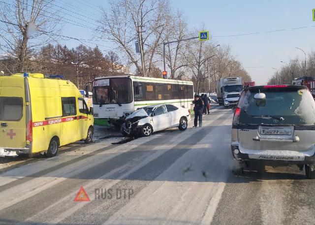 Водитель «Тойоты» погиб в утреннем ДТП в Новосибирске