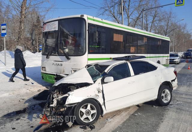 Водитель «Тойоты» погиб в утреннем ДТП в Новосибирске